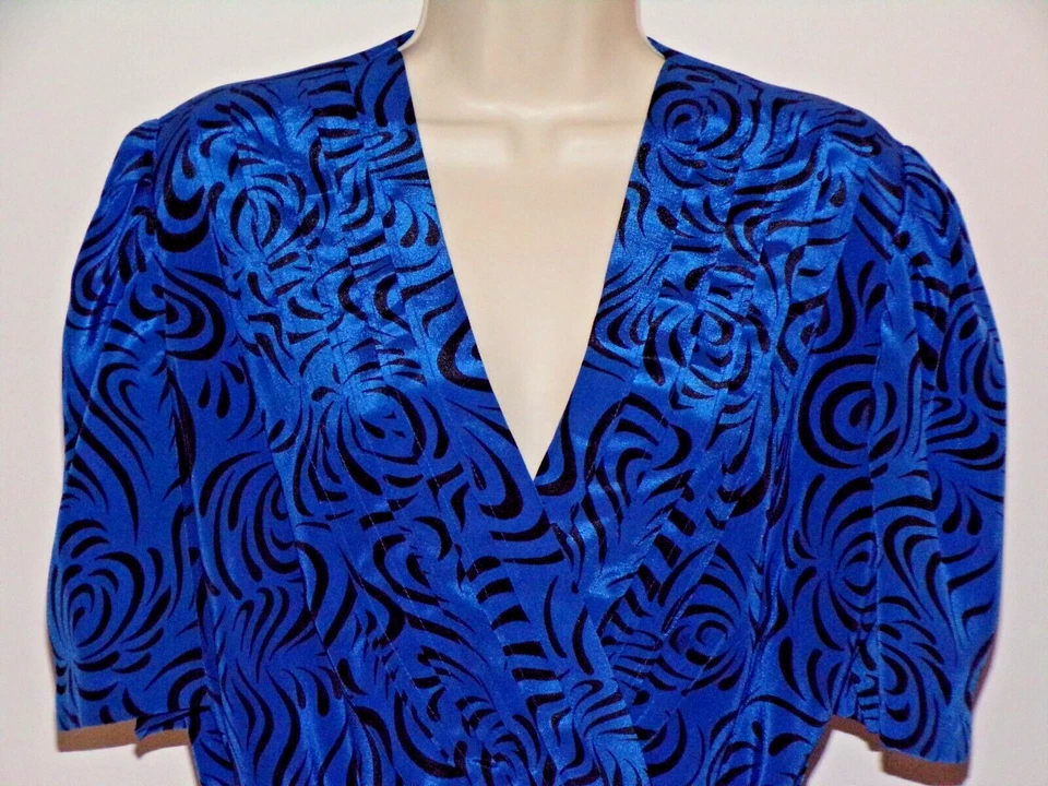 复古 80 年代皇家蓝色和黑色褶饰上衣 V 领袖口手工连衣裙 — 第 2/4 张图片