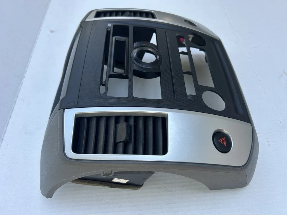 2009 - 2012 年日产 Frontier 收音机/交流边框装饰通风口和危险开关原始设备制造商 — 第 4/4 张图片