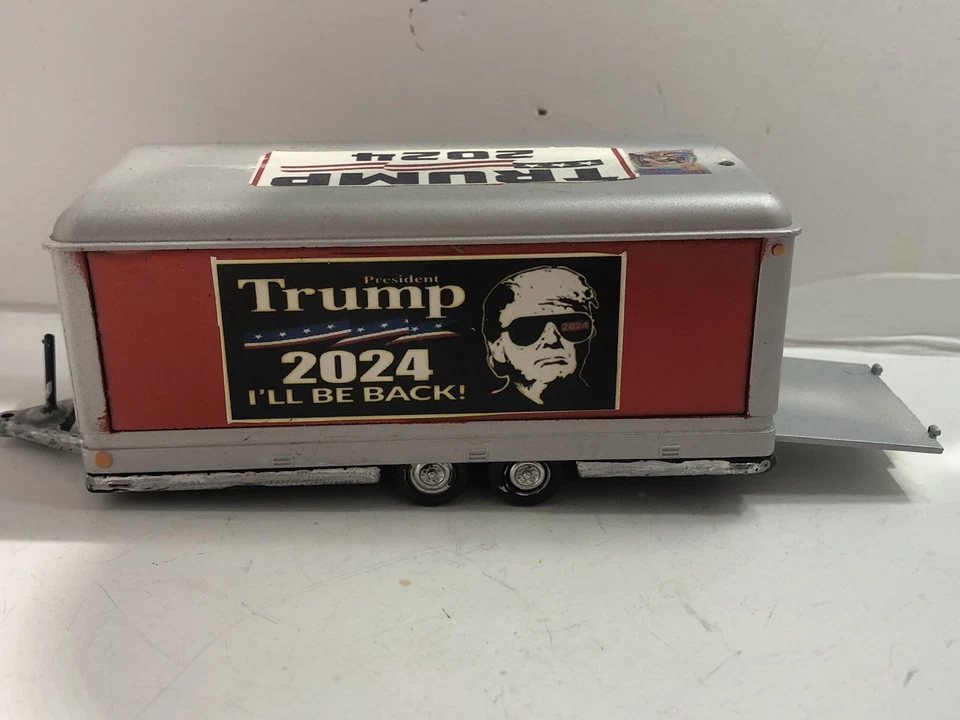 Camión de carretera Hotwheels 2024 Trump HW con camión de vehículos Trump Foto 4 de 4