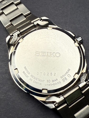 Reloj de cuarzo Seiko Solar Titanium V145-0AX0 esfera azul indicador de fecha - rango B - Imagen 12 de 19