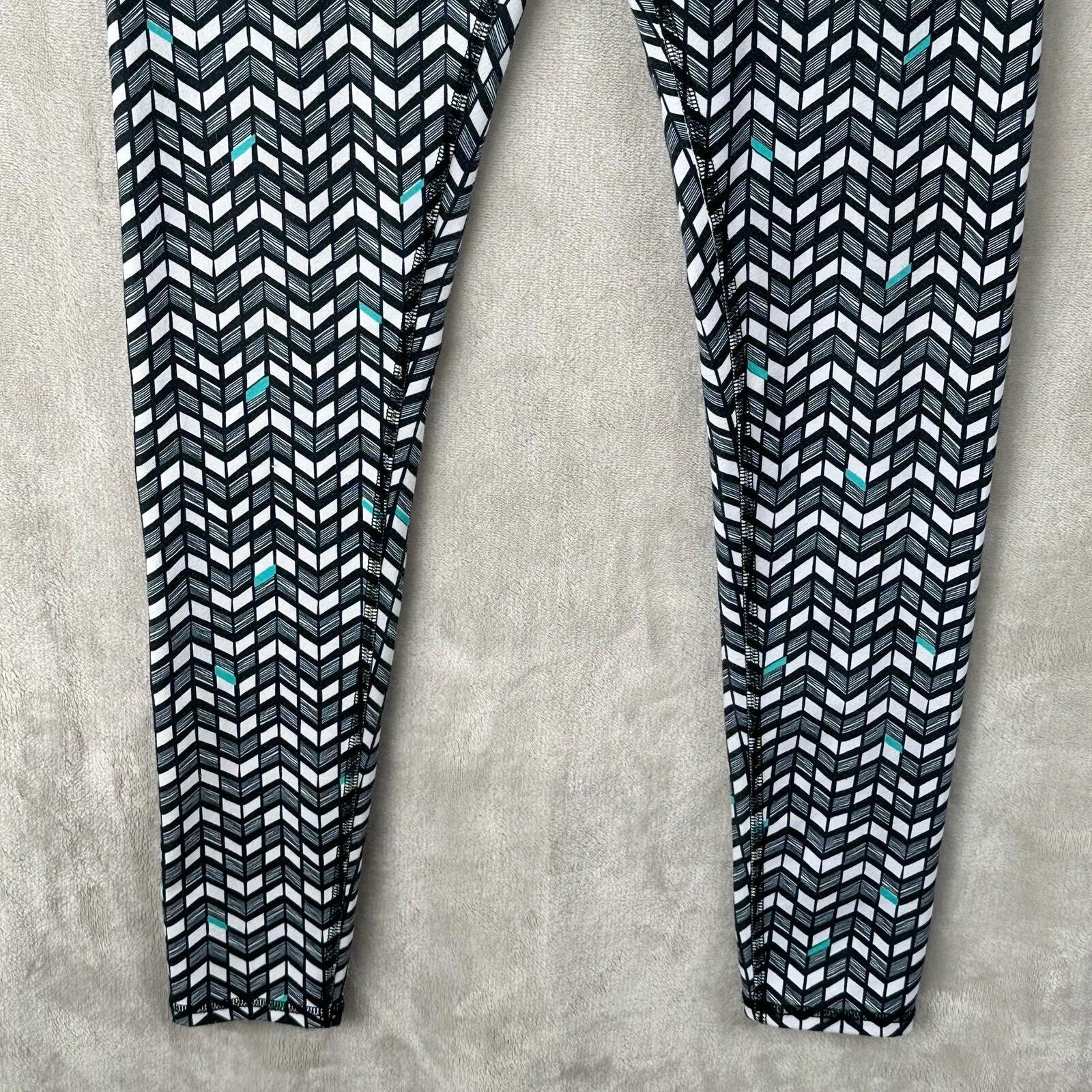 alo-yoga chevron mid rise stretch workout gym leggings