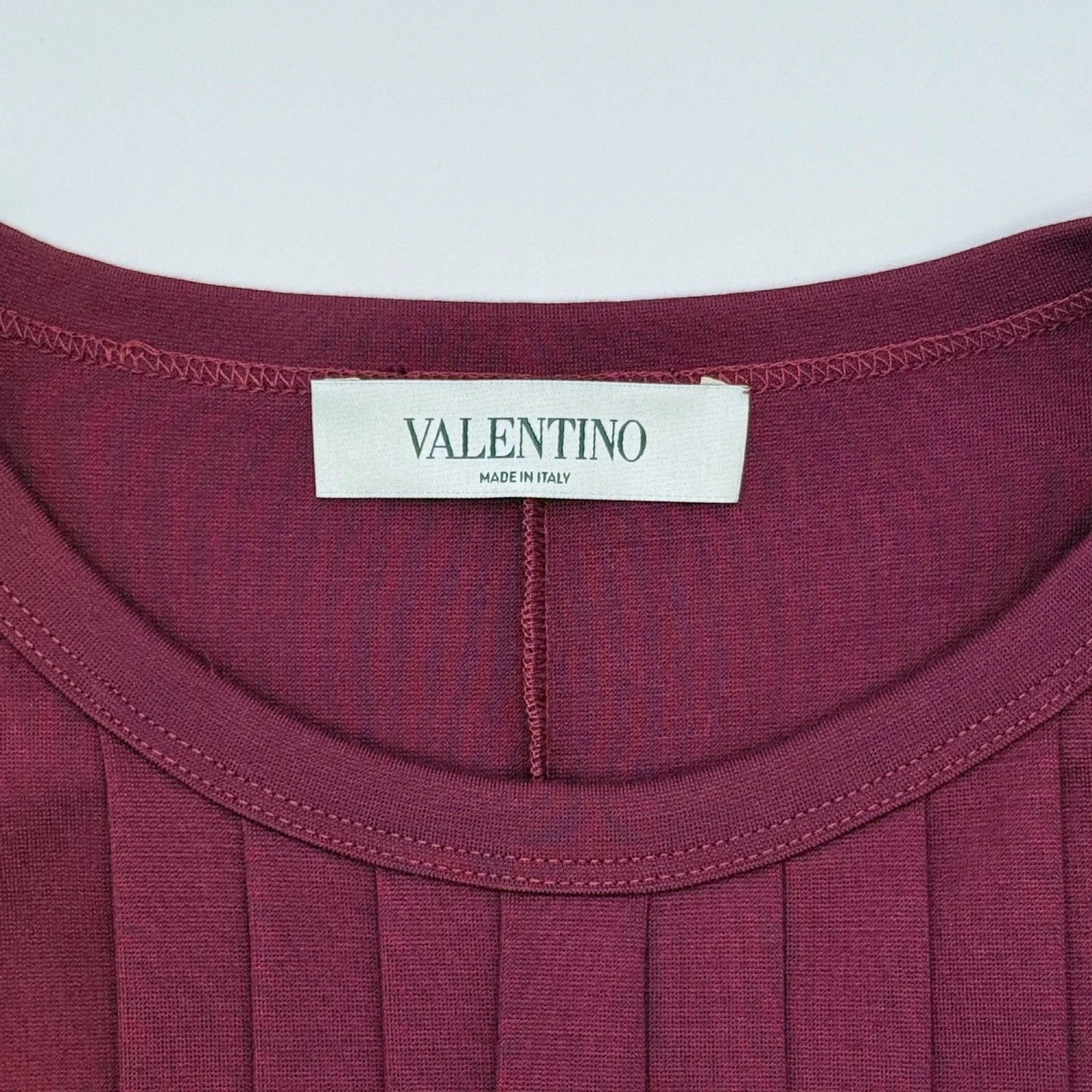 Abito medio nuovo con etichette rosso Valentino bordeaux vita scesa pieghe pannello manica corta