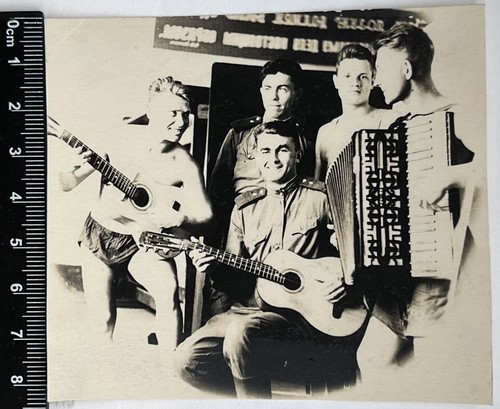 Hombres jóvenes atractivos cariñosos con acordeón/guitarras #856 - Imagen 2 de 3