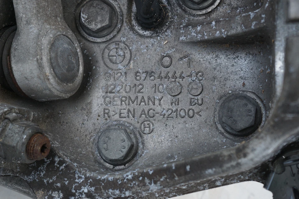 2009 - 2011 年宝马 328i E93 前右通行证侧轴扣轮毂原始设备制造商 — 第 3/3 张图片