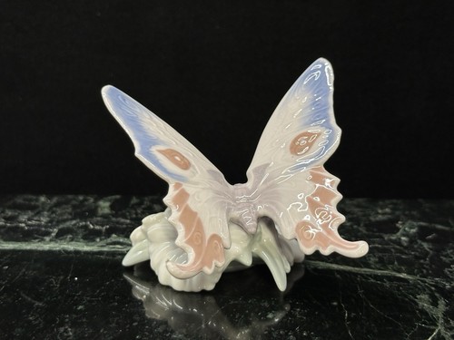 Lladro Porcelain Figurine Butterfly Graceful Landing Spain 3.125 Inches - Picture 6 of 9