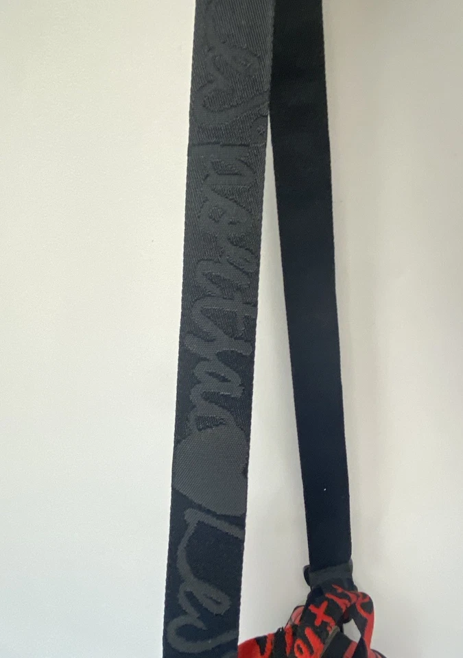 Diseño acolchado LeSportsac X Alber Elbaz rojo y negro con correa Lesportsac Script Foto 3 de 4