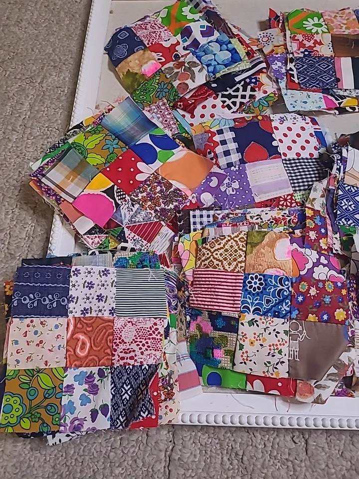 Lote De 95 Bloques De Edredón Nueve Parches De Colección Años 50 Años 60 Colores Brillantes Telas Foto 3 de 4