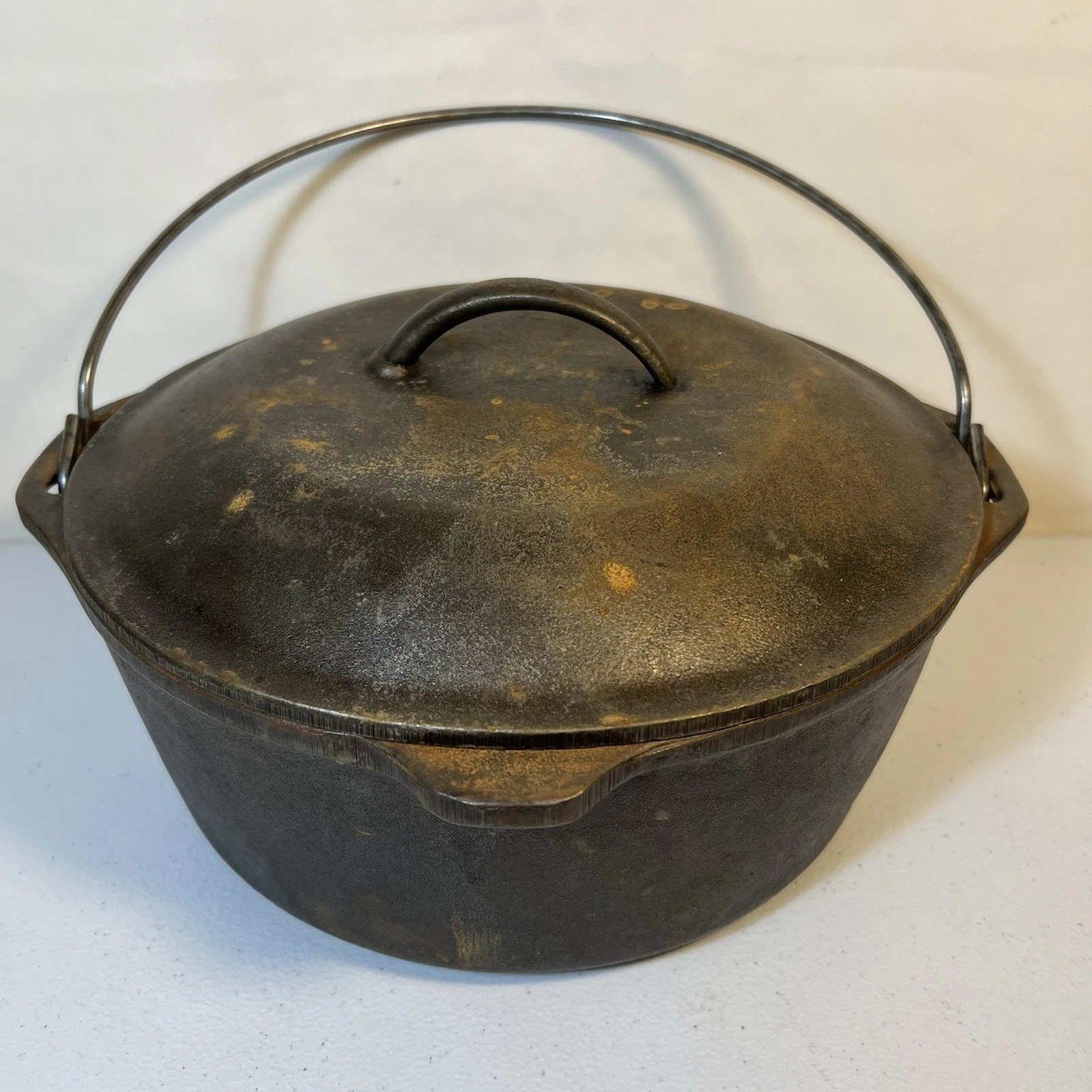 Vintage USA Cast Iron Dutch Oven #8 Self Basting Lid Camp Pot No Cracks LODGE?