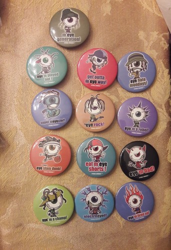 Ganz neu Posten 700+ Pinbacks Buttons Pins Anstecker lustig Basteln + 40 Schlüsselanhänger Rarität - Bild 4 von 8
