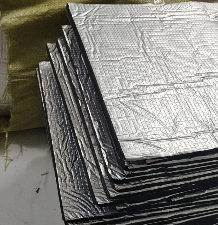 Alfombrilla aislante protectora térmica amortiguadora de sonido para automóvil de 5 hojas de 10 mm con autoadhesiva Foto 4 de 4