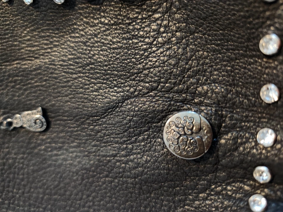 BOLSA DE CUERO NEGRA CON CIERRE DE BOTÓN ÁRBOL DE LA VIDA CON ENCANTO DE GATO Foto 4 de 4