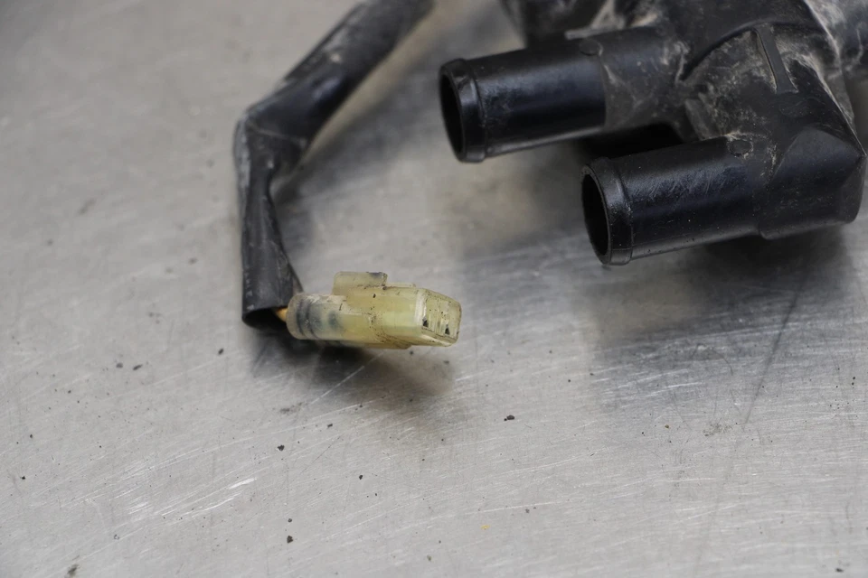 03-04 YAMAHA YZF R6 06-09 R6S AIR VALVE SOLENOID TOP ENGINE SWITCH SENSOR Foto 2 de 4