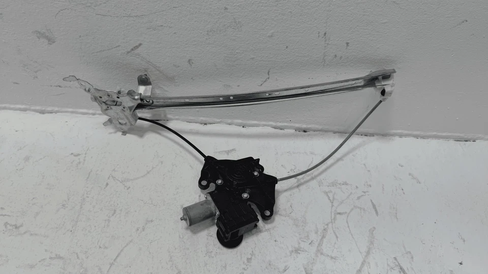 2019-2021 TOYOTA RAV4 ЗАДНИЙ ЛЕВЫЙ РЕГУЛЯТОР СТЕКЛОПОДЪЕМНИКА СО СТОРОНЫ ВОДИТЕЛЯ С ДВИГАТЕЛЕМ ОТ ОРИГИНАЛЬНОГО ПРОИЗВОДИТЕЛЯ - Изображение 2 из 4