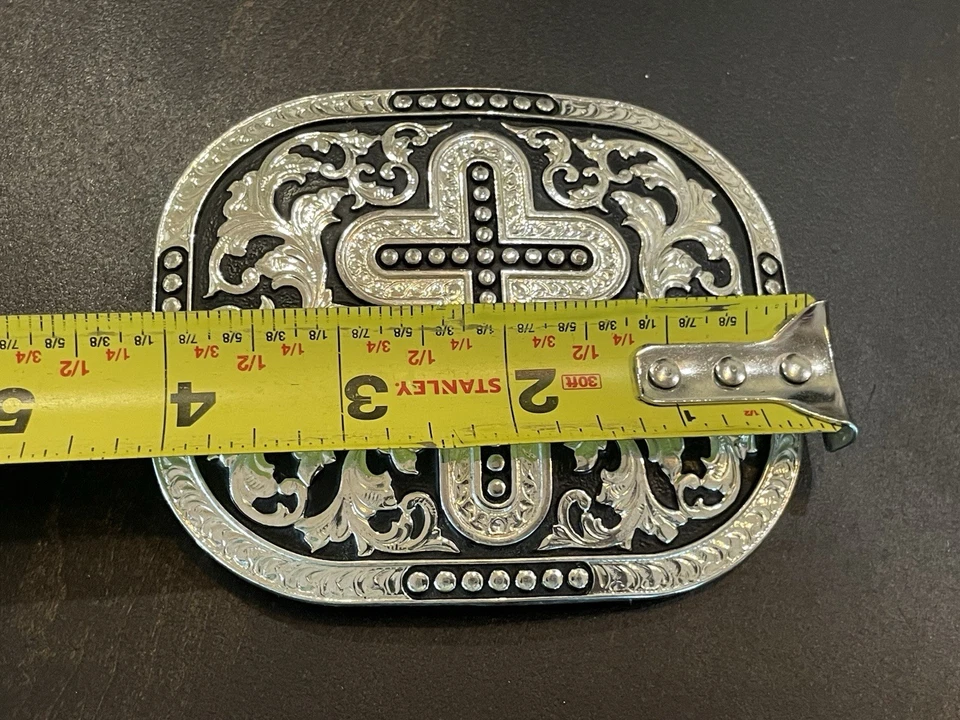 "Hebilla de cinturón Nocona de 4"" cruz plateada con adornos de herramientas" Foto 2 de 4