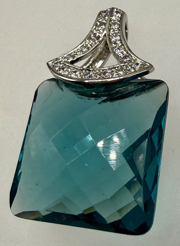 VINTAGE ESTATE SILVER PLATED RHINESTONE BLUE FACET CUT SQUARE CRYSTAL PENDANT