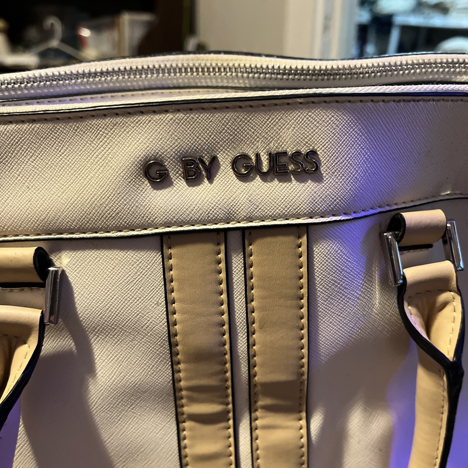 Купить G by Guess Handbags for women на Аукцион из Америки с доставкой в  Россию, Украину, Казахстан