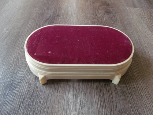 JOYERO VINTAGE DELTAH PLÁSTICO OVALADO BEIGE ROJO TERCIOPELO 7 1/2 PULGADAS DE LARGO - Imagen 1 de 5