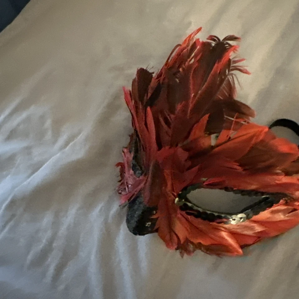 Masquerade red feather mask - Image 3 of 4