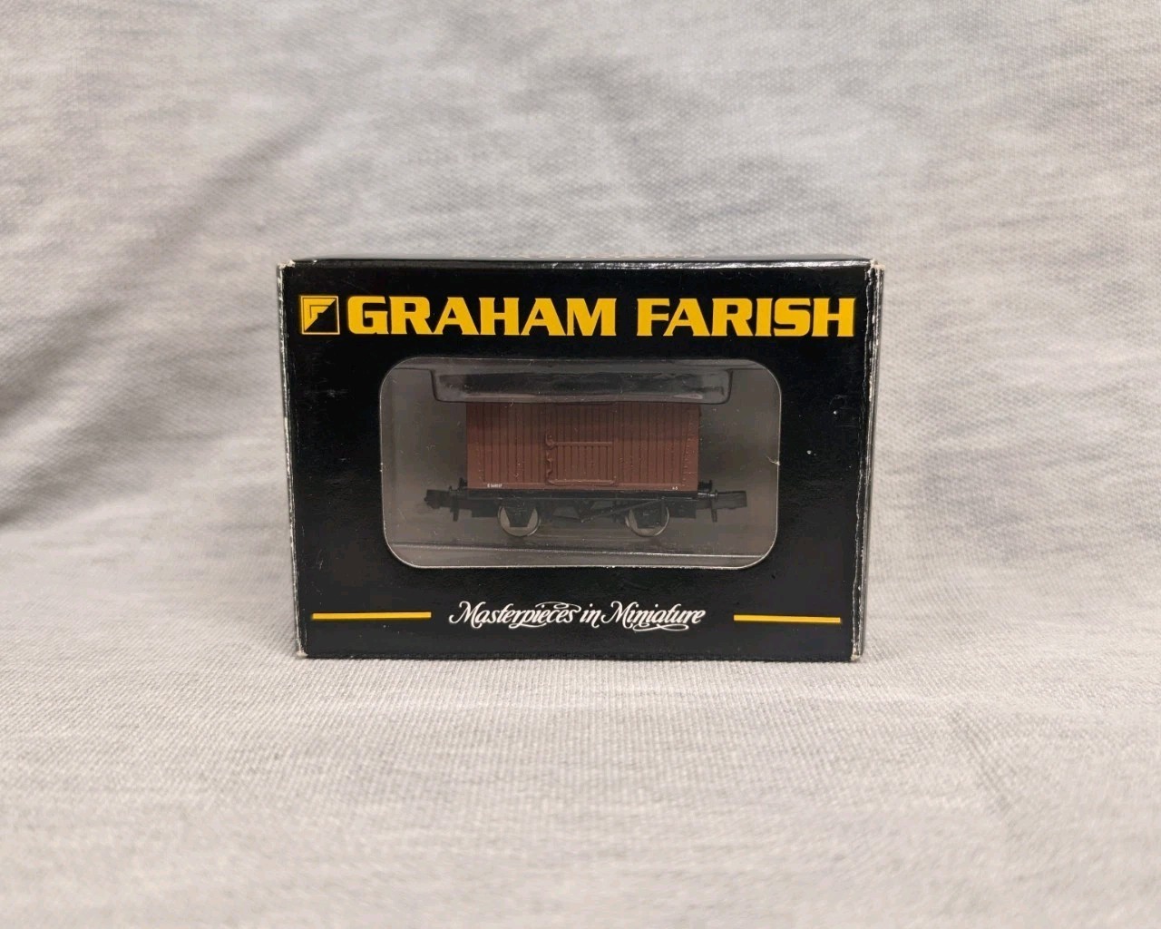 Graham Farish 373-105 12 Ton Planked Vent Van BR Bauxite (N gauge) E 568037 6-5