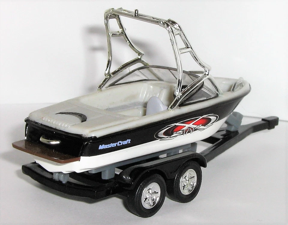 BARCO DE ESQUI E REBOQUE TANDEM REPARADO AO AR LIVRE ESPORTISTA/MASTERCRAFT X-Star em escala 1/64 - Imagem 2 de 4