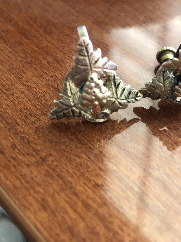 PENDIENTES VINTAGE BLACK HILLS 12K MULTITONO HOJA DE ORO RACIMO TORNILLO TRASERO 2,2 GR Foto 3 de 4