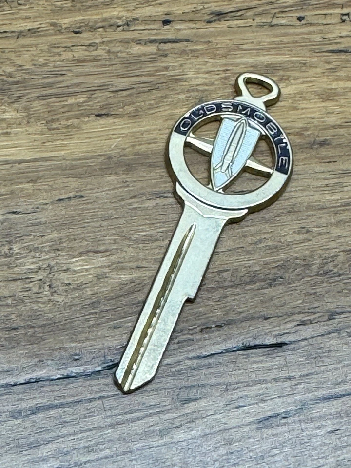 Oldsmobile Escudo Bombardero Logo Tono Dorado y Esmalte Vintage Coche Llave En Blanco Foto 4 de 4