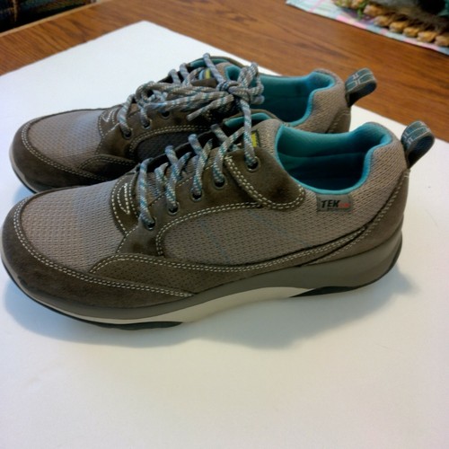 insulated waterproof sneakers