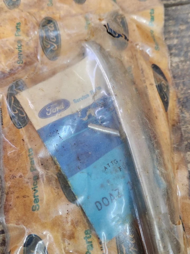 NOS OEM 1970 Ford LTD XL Front Fender Front Extension Molding Pair D0AZ-16B124-A - Image 4 of 4