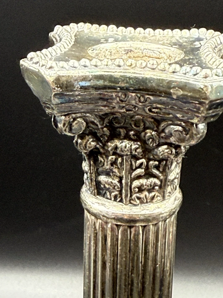 "Par de candelabros de columna corintia chapados en plata de 10"" base acanalada con cuentas de colección" Foto 4 de 4