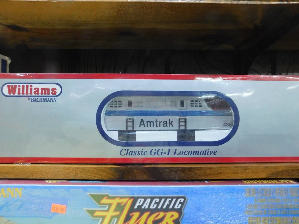 Williams by Bachmann 41704 Semi-scale die-cast GG-1 Amtrak  Very lightly used - Image 3 of 3