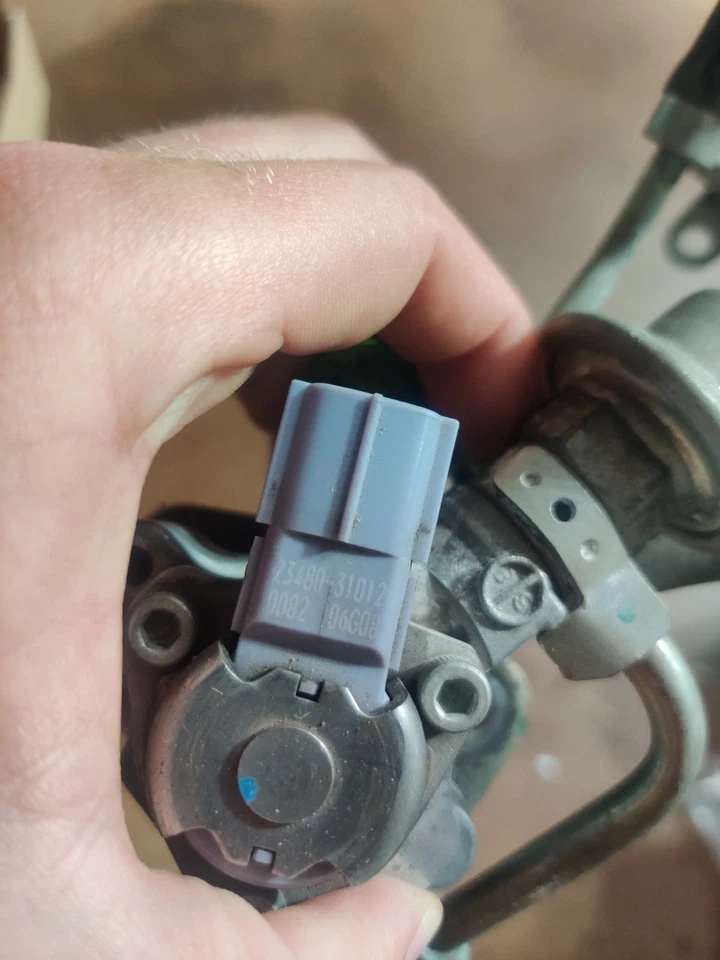 2006 Lexus GS300 3.0L Fuel Gas Pump Injector Valve 23480-31012 With Hoses - Image 4 of 4