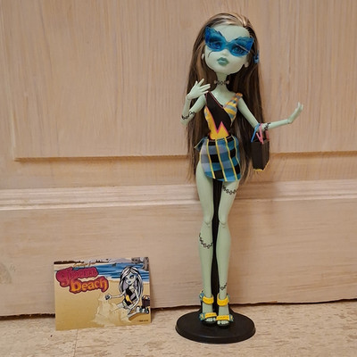 Mattel Monster High Frankie Stein 2010 Gloom Beach mit Ständer T7988-0300