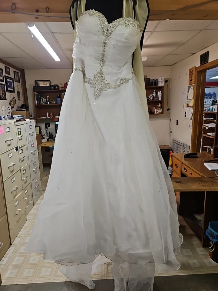 Vestido de novia blanco sin tirantes con corpiño con cuentas y encaje Foto 4 de 4