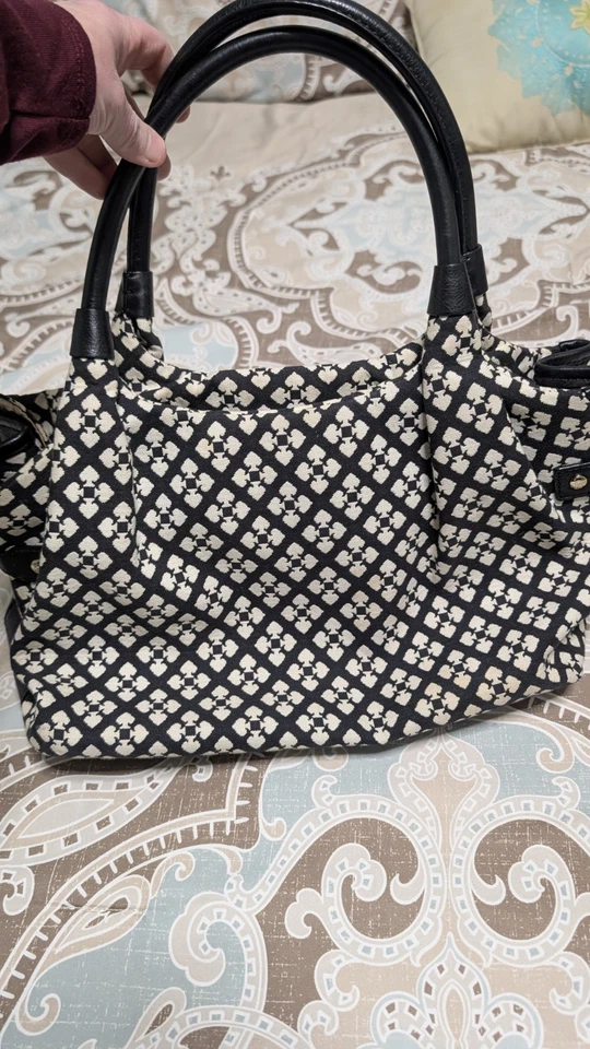 Bolso Stevie Kate Spade New York en patrón blanco y negro con rayas rosas Foto 4 de 4