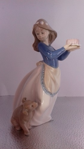 Nao by Lladro Porzellanfigur: Mädchen mit Kuchen & neugieriger Hund "Keiner für dich"