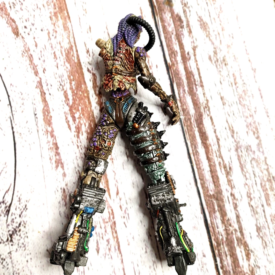 Figura ReSaurus Quake II Alien Strogg Iron Maiden Mujer Zombi con 11 Brazos de Repuesto. Foto 4 de 4