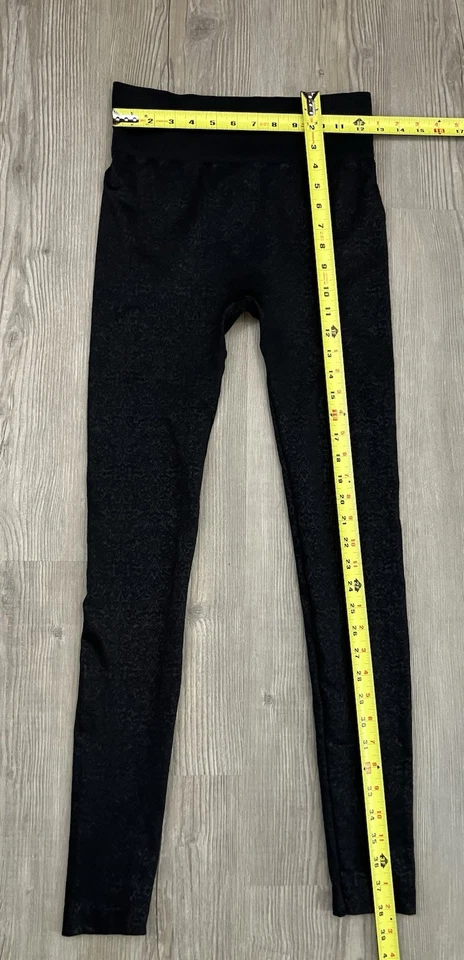 Leggings para mujer Maurices negros con patrón barroco forrados de vellón talla L/XL Foto 3 de 4