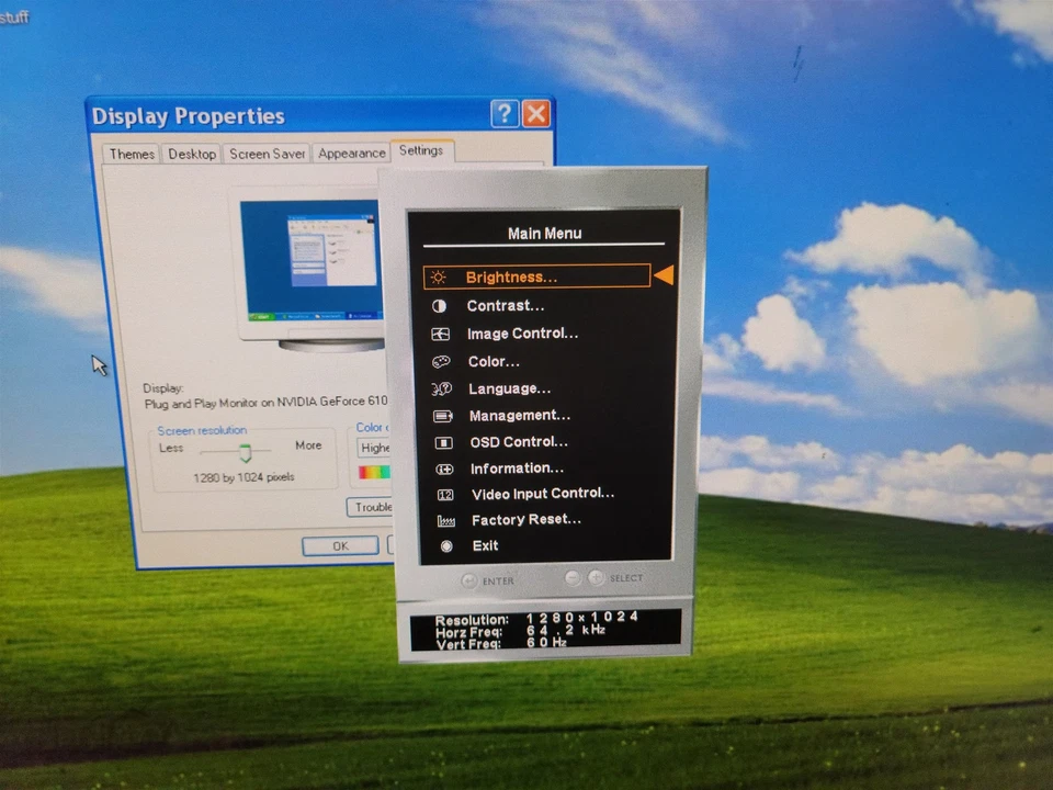 HP LP2065 LCD Monitor w/ Cables , small flaw, - tested w/pics - Image 3 of 4