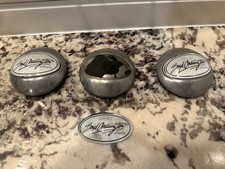 Boyd Coddington Center Cap Set Of 3 Oem Used 626285f-1 White Aluminum Boyd Coddington Center Cap Set Of 3 Oem Used 626285f-1 White Aluminum