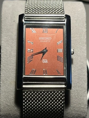 ⌚✨ Vintage Seiko Slim Quartz Gentlemen's Red Dial , Silver Mesh Band Watch