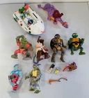 Y-702 VINTAGE COLLECTION OF 80/90'S TEENAGE MUTANT NINJA TURTLES FIGURES & ACC.!