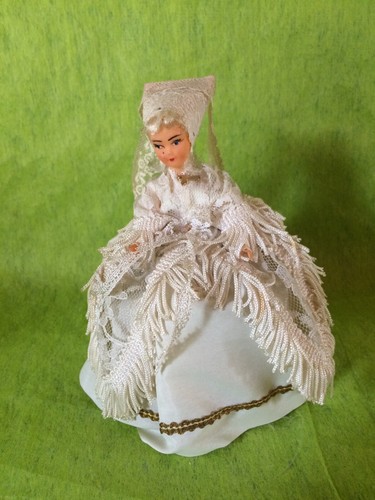 Poupée folklorique régionale