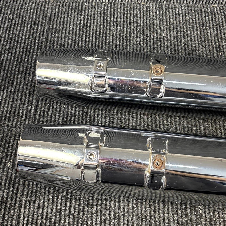 Triciclo Harley Tri Glide 2017-2025 FLHTCUTG 64900244B silenciadores de escape cromados Foto 3 de 4