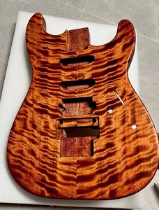 Corpo chitarra elettrica in mogano AAAAA e cover ispessita in acero fiamma satinata