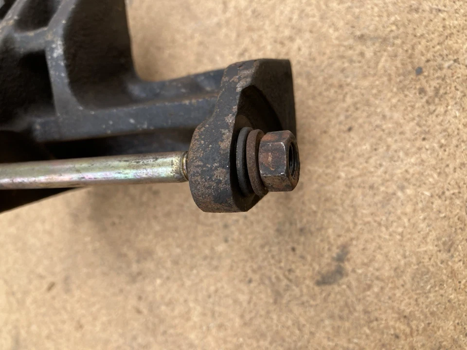 Soporte y pernos de montaje de bomba de smog camioneta Chevy LUV 1972-80, emisiones, usado, OEM Foto 4 de 4