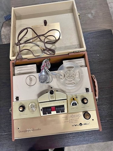 Vintage Voice of Music 722 Reel to Reel Tape Recorder *DOES NOT TURN ON*