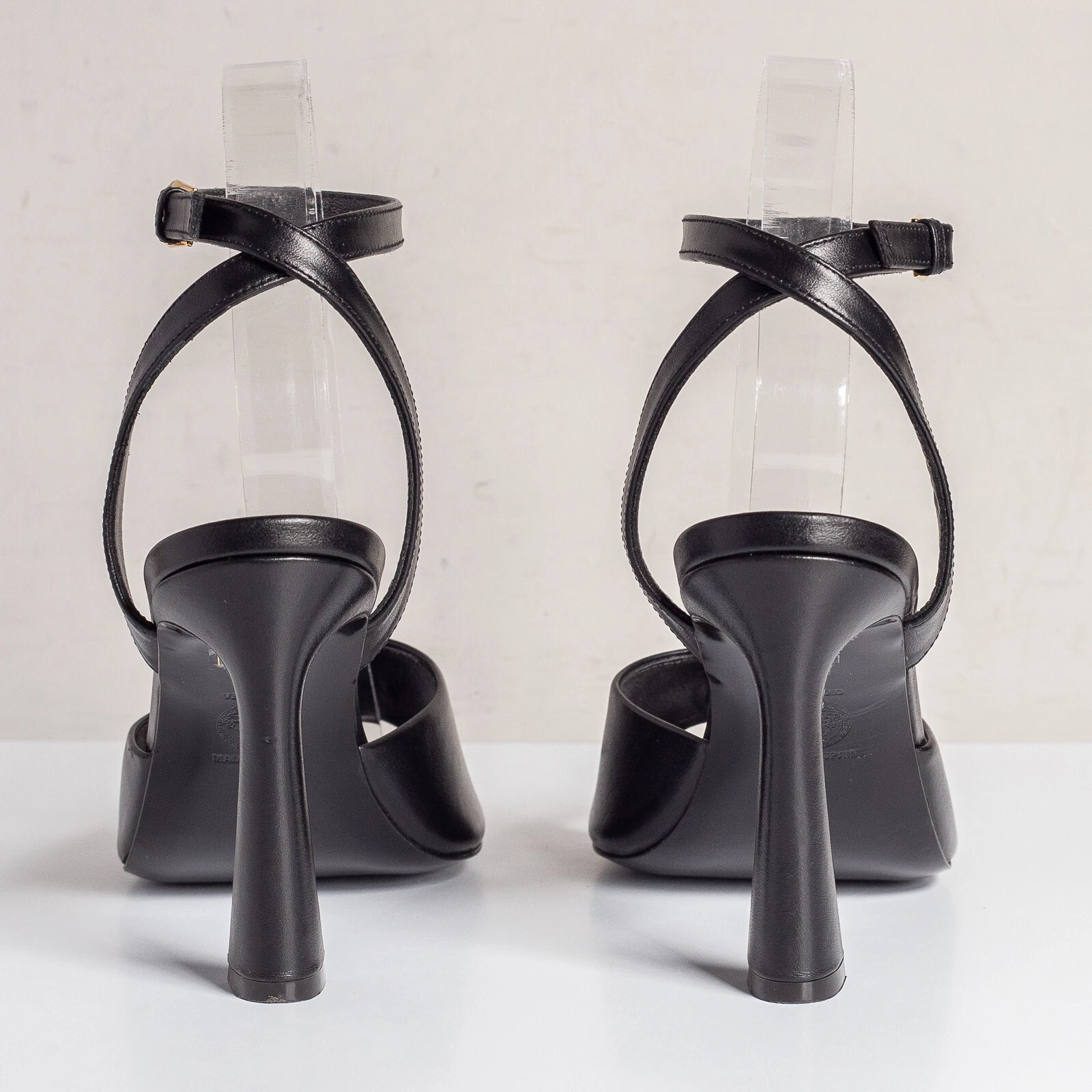 Sandali neri emblema oro Versace Medusa taglia 37 EU (7 US)