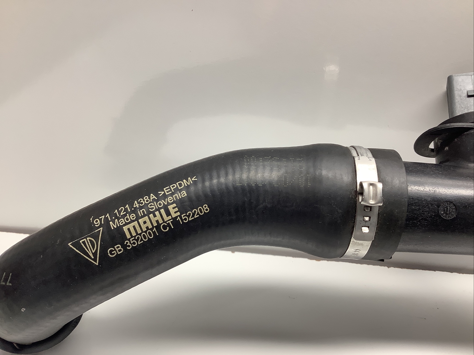 19-22 BENTLEY /17-22 Panamera CONTINENTAL RIGHT SIDE COOLANT HOSE OEM 971121438A