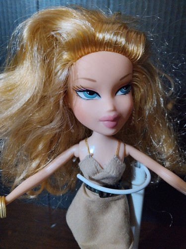 EC Bratz Doll 2001 Magic Make Up Cloe Tan Dress With Brown Belt - Picture 6 of 8