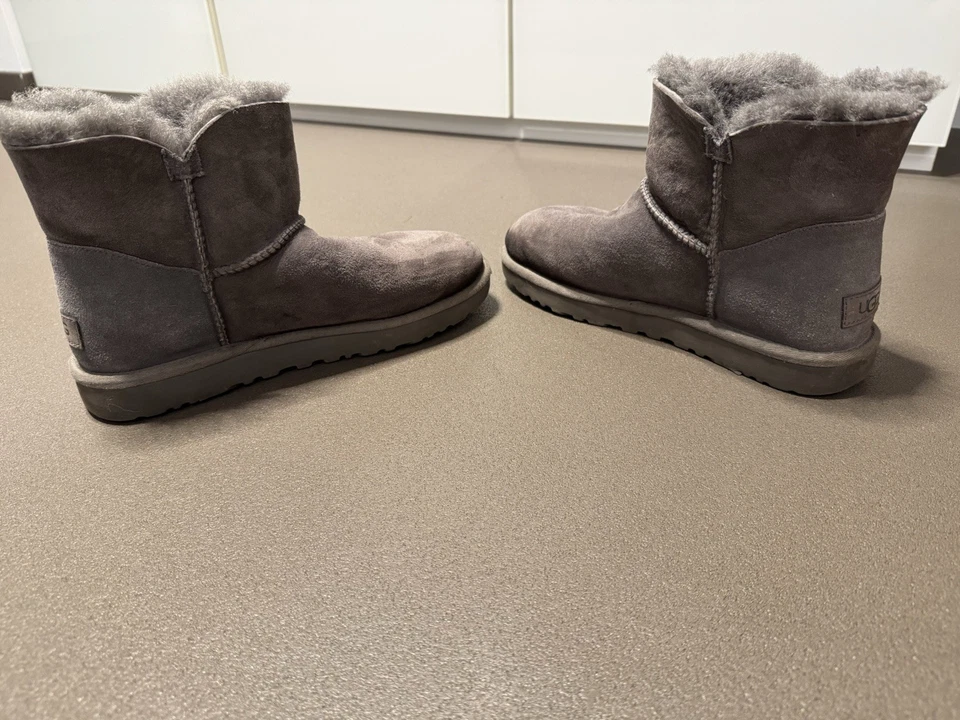 UGG: Mini Bailey Button Boot *Gr. 40* - Bild 4 von 4